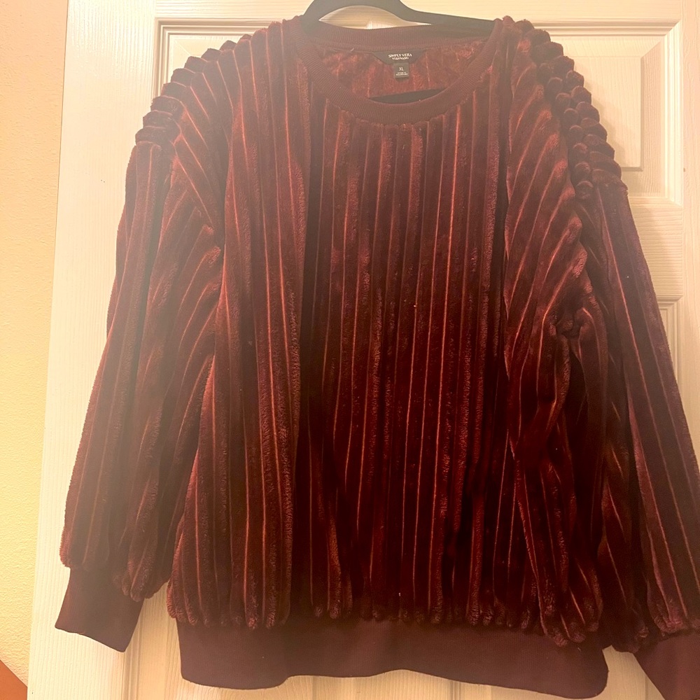 Super soft crew neck. Only wore once